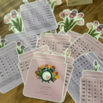 تقویم سویل 1405 طرح گل SEVIL